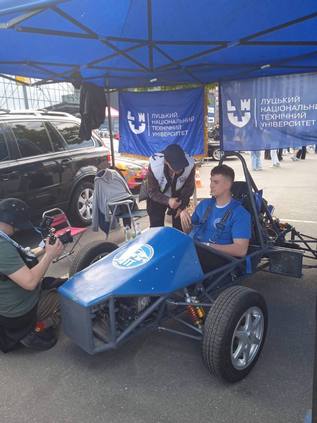 Рисунок. Представлення боліду Формула-студент на виставці KYIV CAR FEST Vol.5 – Lituta edition у Києві на території ТРЦ Retroville